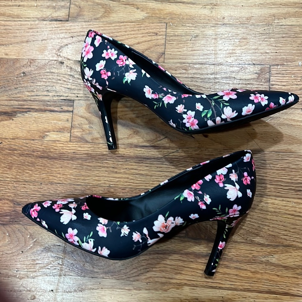 EUC Kelly & Katie Navy Floral Heels Size 10